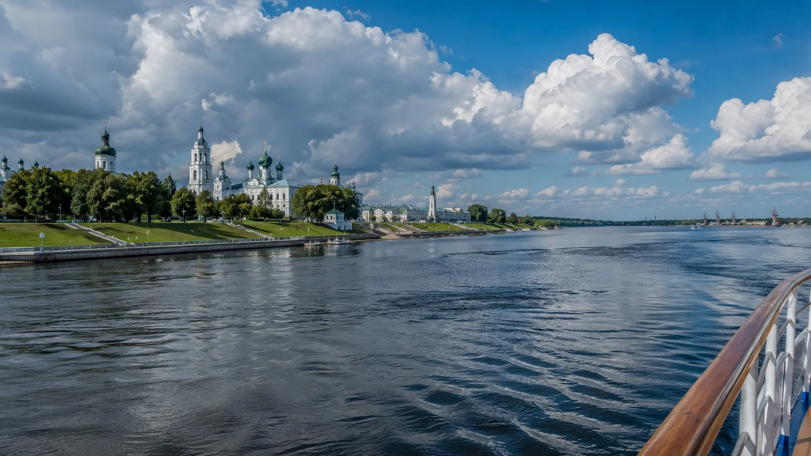 Теплоход на реке на рассвете