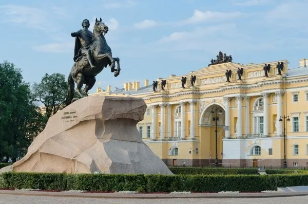 Набережная Санкт-Петербурга и речной теплоход